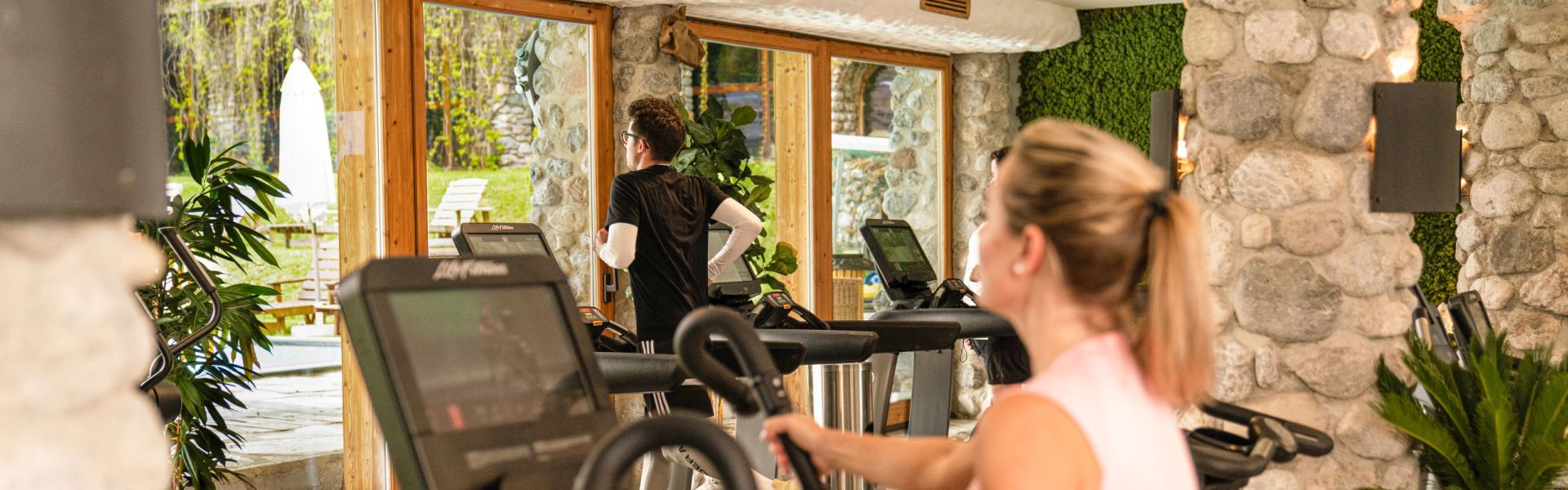 Betritt man den Stanglwirt-Fitnessgarten fühlt man sich auf Anhieb wie daheim. Die offene und freundliche Atmosphäre des Raumes macht selbst das schweißtreibendste Training zu einem Besuch in einer Wohlfühlzone...