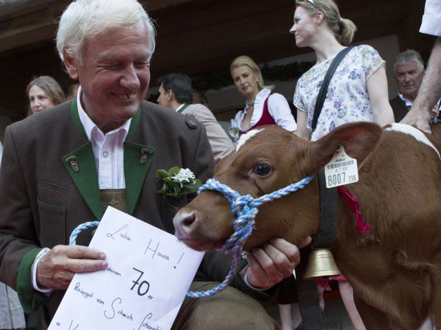 Balthasar Hauser mit seinem tierischen Geschenk