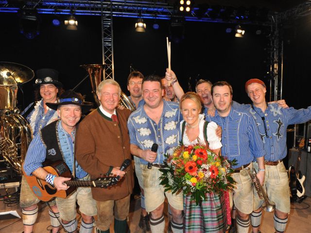 Balthasar und Maria Hauser mit der berühmten Oktoberfest-Band Blechblos'n