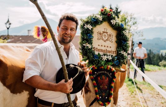 Juniorchef Johannes Hauser mit der Stanglwirt-Kuh