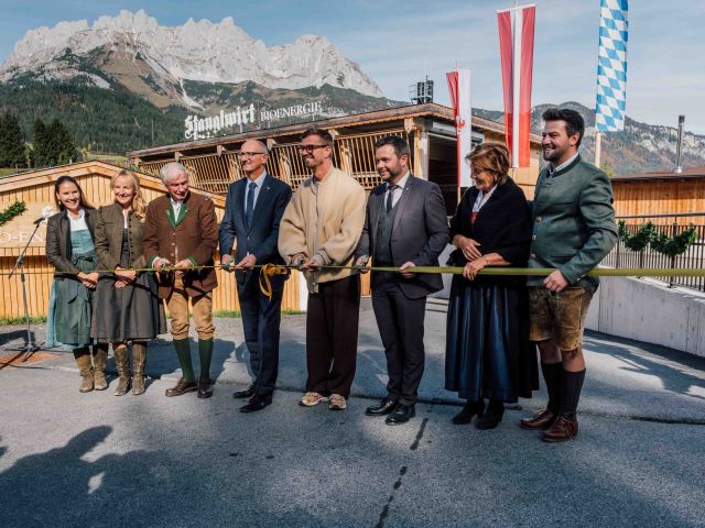 Elisabeth, Maria & Balthasar Hauser, LH Anton Mattle, Joko Winterscheidt, Mayor Alexander Hochfilzer, Magdalena & Johannes Hauser